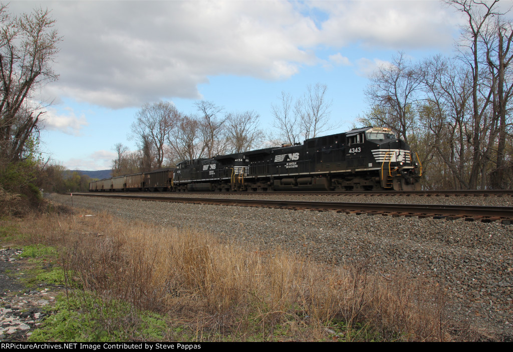 NS 4343 leads train 592 through Cove PA with loaded coal hoppers